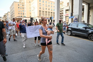 Genova, manifestazione no vax contro vaccinazione e green pass -