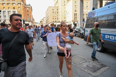 Genova, manifestazione no vax contro vaccinazione e green pass -