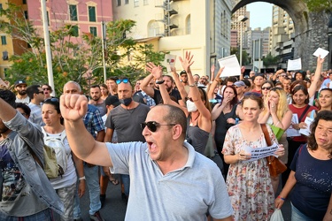 Genova, manifestazione no vax contro vaccinazione e green pass -