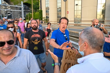 Genova, manifestazione no vax contro vaccinazione e green pass -