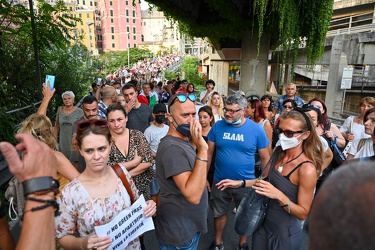 Genova, manifestazione no vax contro vaccinazione e green pass -