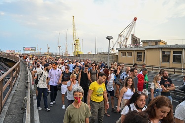 Genova, manifestazione no vax contro vaccinazione e green pass -