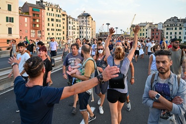 Genova, manifestazione no vax contro vaccinazione e green pass -
