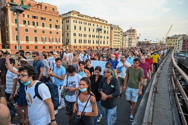 Genova, manifestazione no vax contro vaccinazione e green pass -