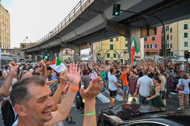 Genova, manifestazione no vax contro vaccinazione e green pass -