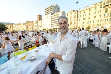 Genova, piazza Caricamento - cena in bianco 