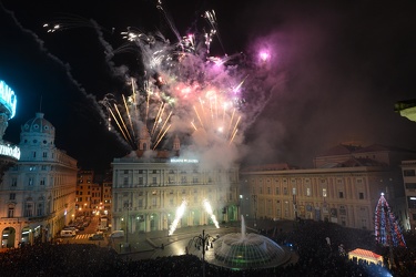 Genova, piazza de Ferrari - tradizionale spettacolo pirotecnico 