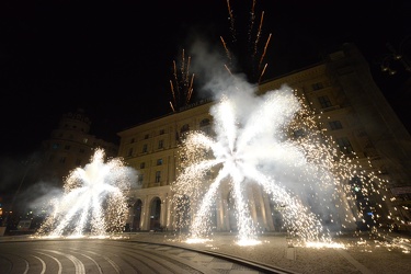 Genova - lo spettacolo pirotecnico in Piazza De Ferrari per la p
