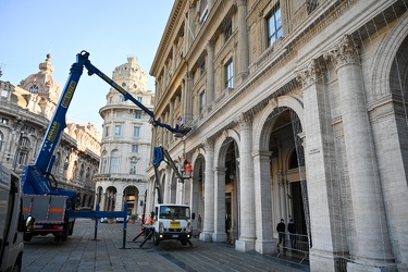 Genova, piazza e Ferrari - allestimento decorazioni natalizie