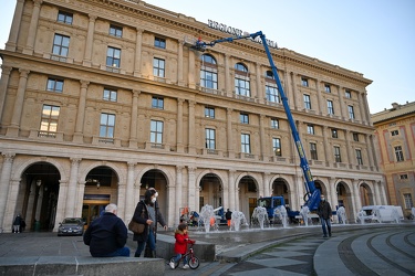 Genova, piazza e Ferrari - allestimento decorazioni natalizie