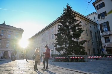 Genova, piazza e Ferrari - allestimento decorazioni natalizie