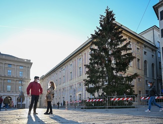 Genova, piazza e Ferrari - allestimento decorazioni natalizie