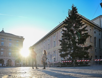 Genova, piazza e Ferrari - allestimento decorazioni natalizie