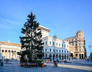 Genova, piazza e Ferrari - allestimento decorazioni natalizie