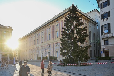 Genova, piazza e Ferrari - allestimento decorazioni natalizie