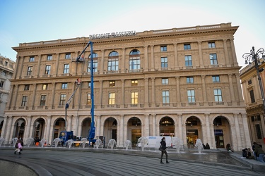 Genova, piazza e Ferrari - allestimento decorazioni natalizie