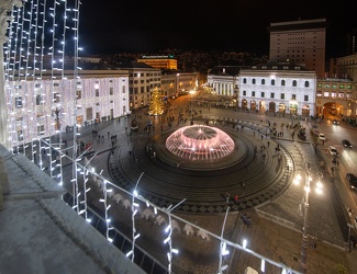 Genova, piazza De Ferrari - illuminazion e luminarie natale fest