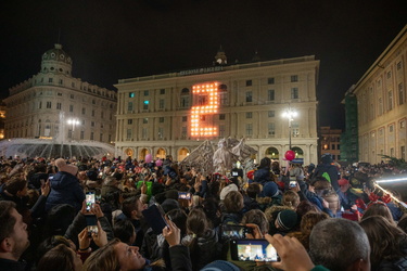 Genova, piazza De Ferrari - iaccensione albero di natale e spett