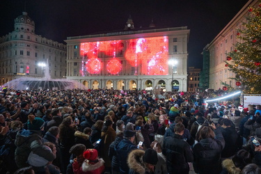 Genova, piazza De Ferrari - iaccensione albero di natale e spett