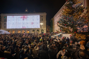 Genova, piazza De Ferrari - iaccensione albero di natale e spett