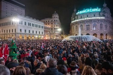 Genova, piazza De Ferrari - iaccensione albero di natale e spett