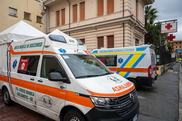 Genova, ambulanze davanti al pronto soccorso