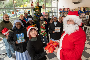 Genova, sede fondazione auxilium - gli auguri di natale tra gli 