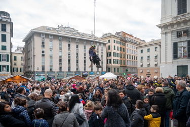 Genova, piazza Matteotti - la tradizionale befana dei vigili del