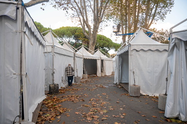 Genova, giardini. stazione Brignole - arriva il mercatino di Nat