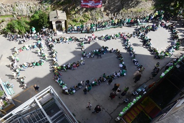 Genova, scuola Contubernio - flash mob bambini pesto
