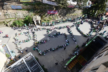 Genova, scuola Contubernio - flash mob bambini pesto