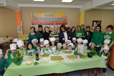 Genova, scuola Contubernio - flash mob bambini pesto