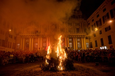 Genova, piazza Matteotti - il tradizionale falo di San Giovanni