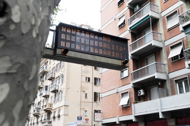 Genova - Corso Sardegna - cartelli luminosi contro i bagarini al