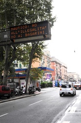 Genova - Corso Sardegna - cartelli luminosi contro i bagarini al