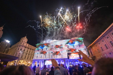 Genova, piazza De Ferrari - spettacolo pirotecnico per apertura 