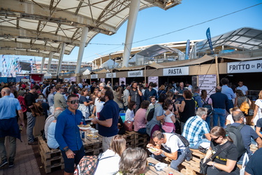 Genova, salone nautico 2023 - domenica di sole con molti visitat
