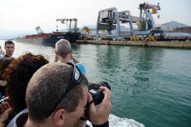 Genova - giro in barca in porto per maratona fotografica instagr
