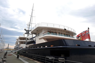Genova - porto antico, marina grandi yacht - ormeggiato mega yac