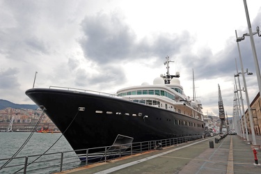 Genova - porto antico, marina grandi yacht - ormeggiato mega yac