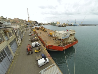 Genova - porto - in partenza la chiatta per rimuovere il treno d