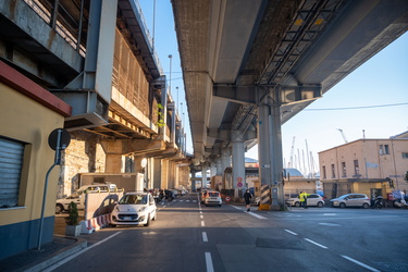 Genova, riparazioni navali - la strada tra piazza Cavour e il wa