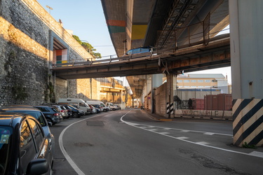 Genova, riparazioni navali - la strada tra piazza Cavour e il wa