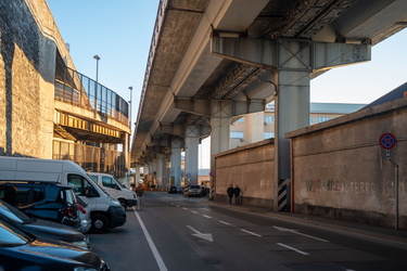 Genova, riparazioni navali - la strada tra piazza Cavour e il wa