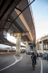 Genova, riparazioni navali - la strada tra piazza Cavour e il wa