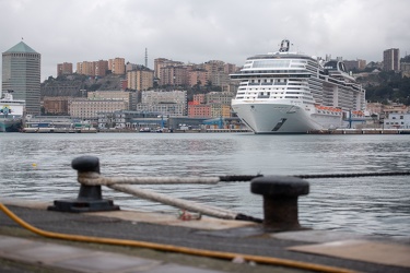 Genova, porto - nave crociera MSC Grandiosa ormeggiata con diver