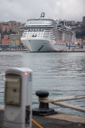 Genova, porto - nave crociera MSC Grandiosa ormeggiata con diver