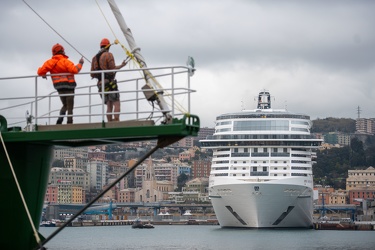 Genova, porto - nave crociera MSC Grandiosa ormeggiata con diver