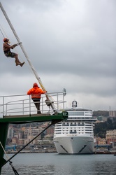 Genova, porto - nave crociera MSC Grandiosa ormeggiata con diver