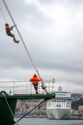 Genova, porto - nave crociera MSC Grandiosa ormeggiata con diver